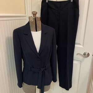 JONES WEAR SIZE 12 NAVY SUIT FULLY LINED JACKET WITH TIES AND SLACKS